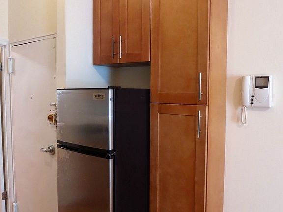 5th image of 219 E 94th St APT 3C