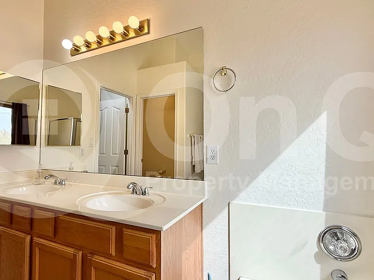 417 E Cantebria Dr — Photo 16