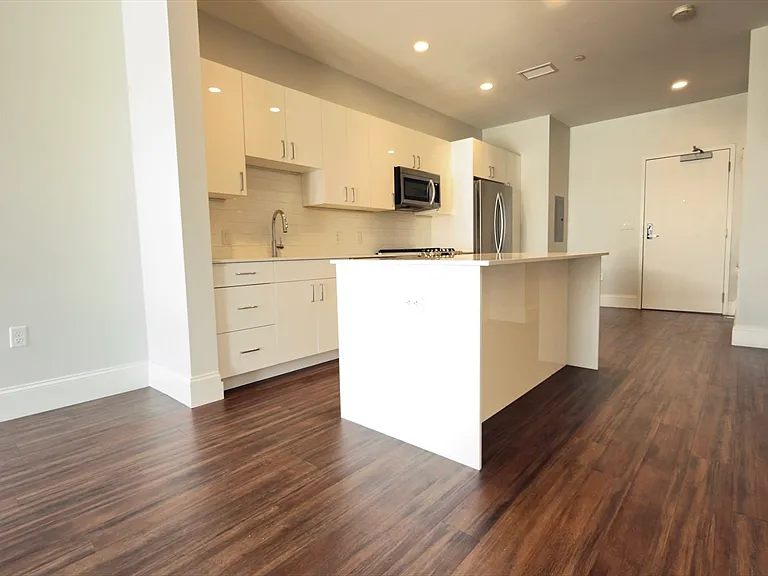 205 Maverick St #412 — Photo 2