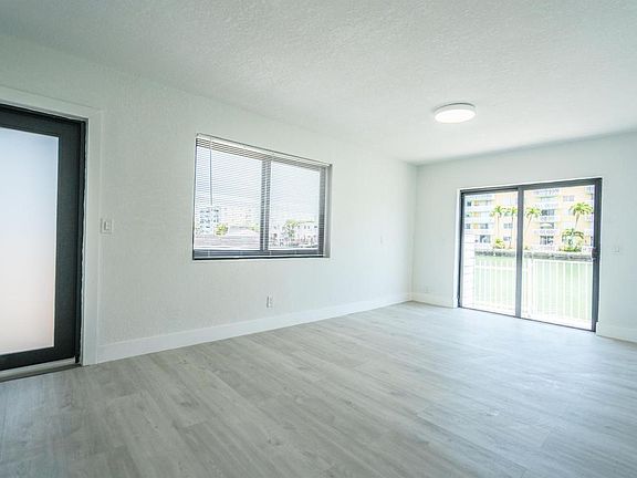 4th image of 7925 Crespi Blvd Unit 4-7925R