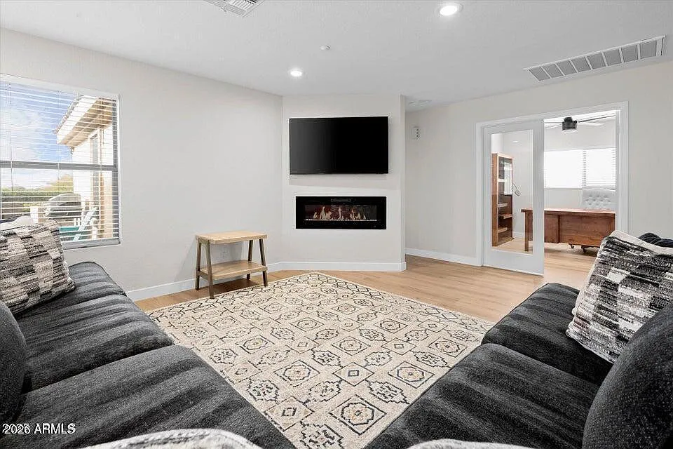 4 bed, 2.0 bath, 1989 sqft, $5,700 — Photo 4