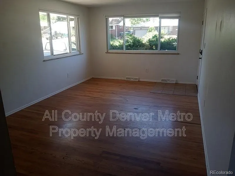 3 bed, 1.0 bath, 1120 sqft, $2,295 — Photo 3