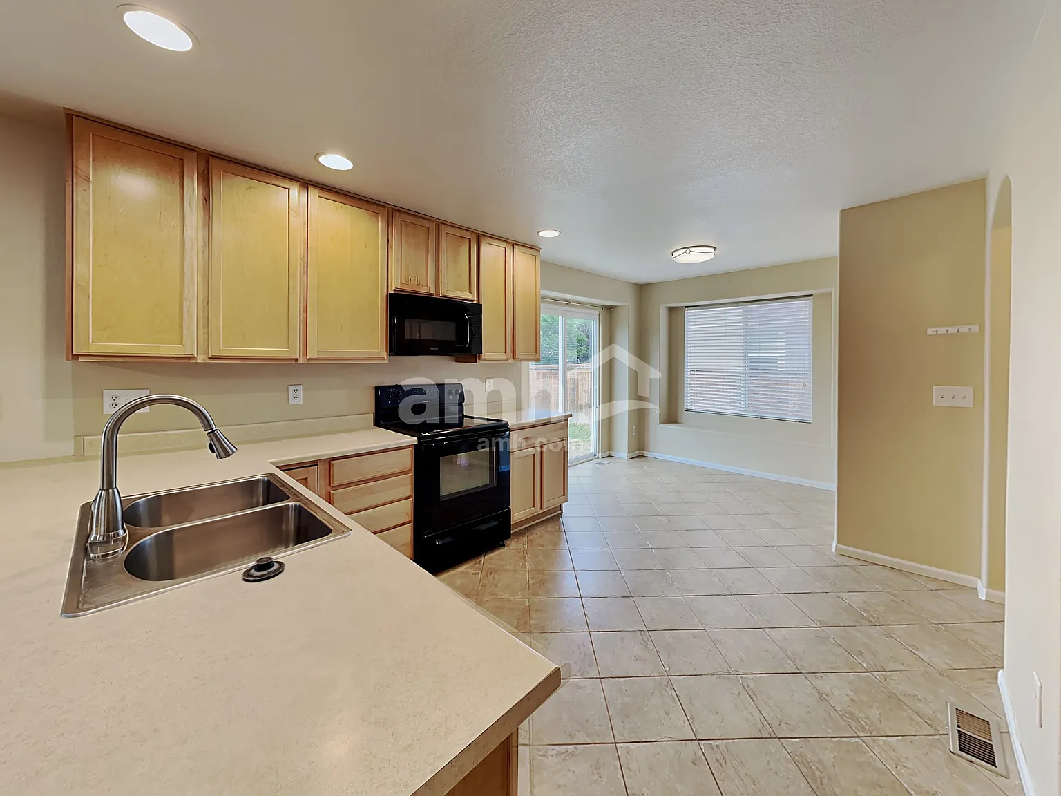 3 bed, 2.5 bath, 2101 sqft, $3,165 — Photo 4