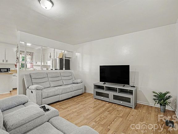 5th image of 308 N Carpenter St