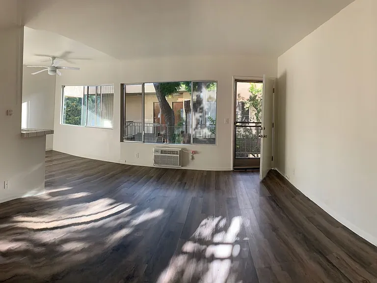 Hollywood Villa Apts. — Photo 9
