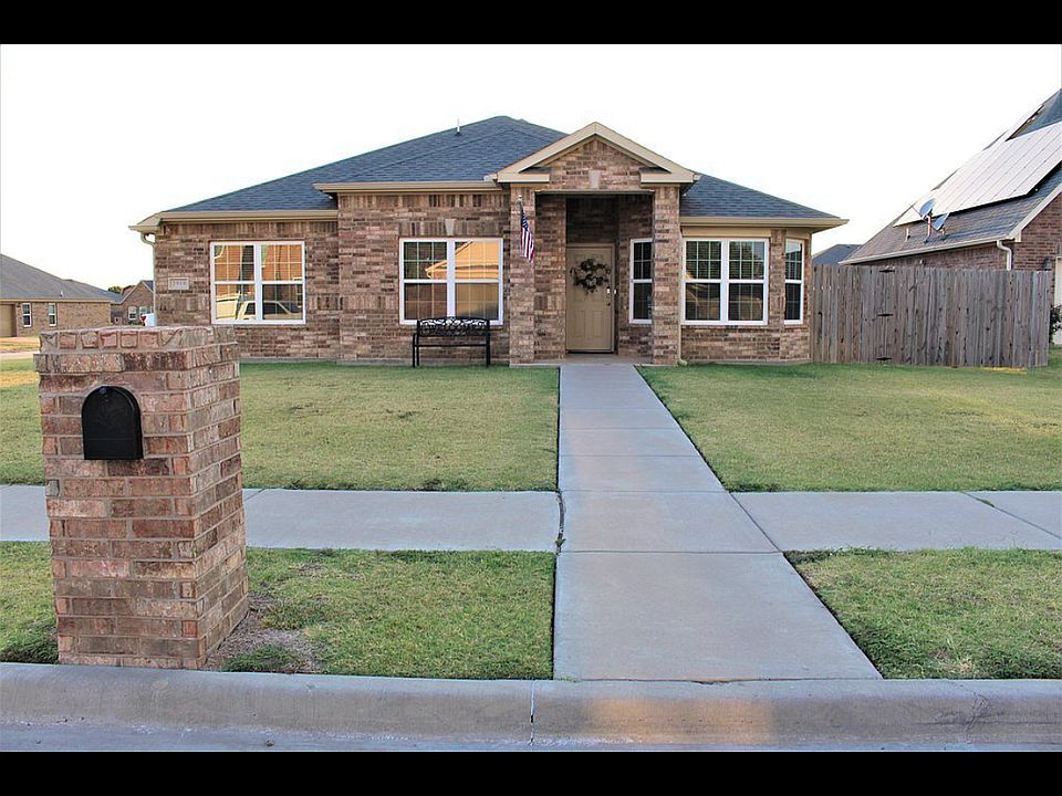 mailbox and front of house. all fenced yard