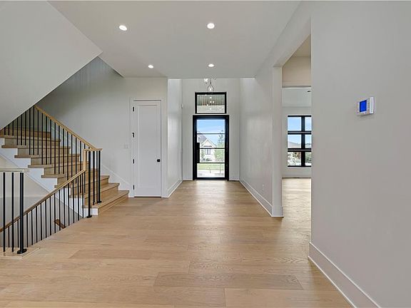4th image of 17101 Earnshaw St