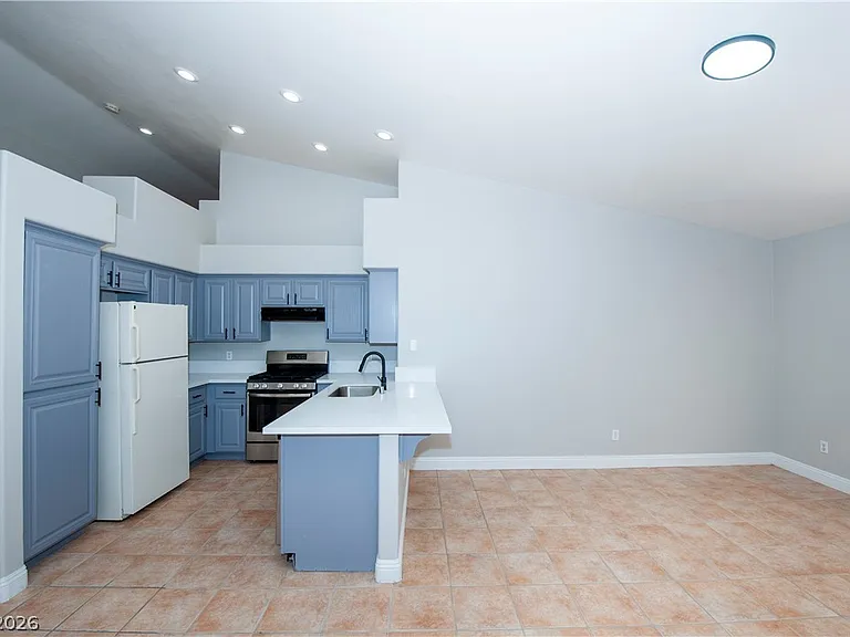 921 English Heather Dr — Photo 8