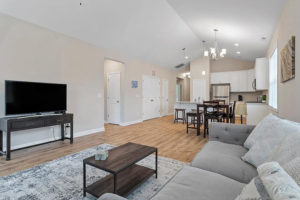 3 bed, 1400 sqft, $2,550 — Photo 4