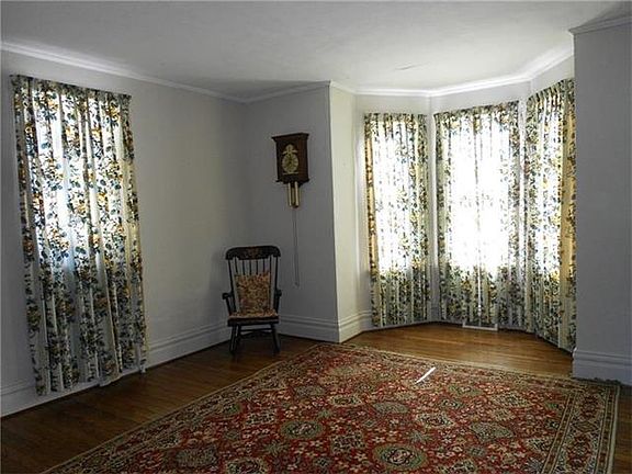 4th image of 401 Vine Ave