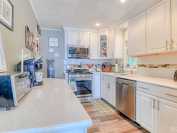 4th image of 6 Harwin Dr