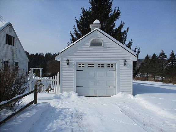 5th image of 141 Cemetery Rd