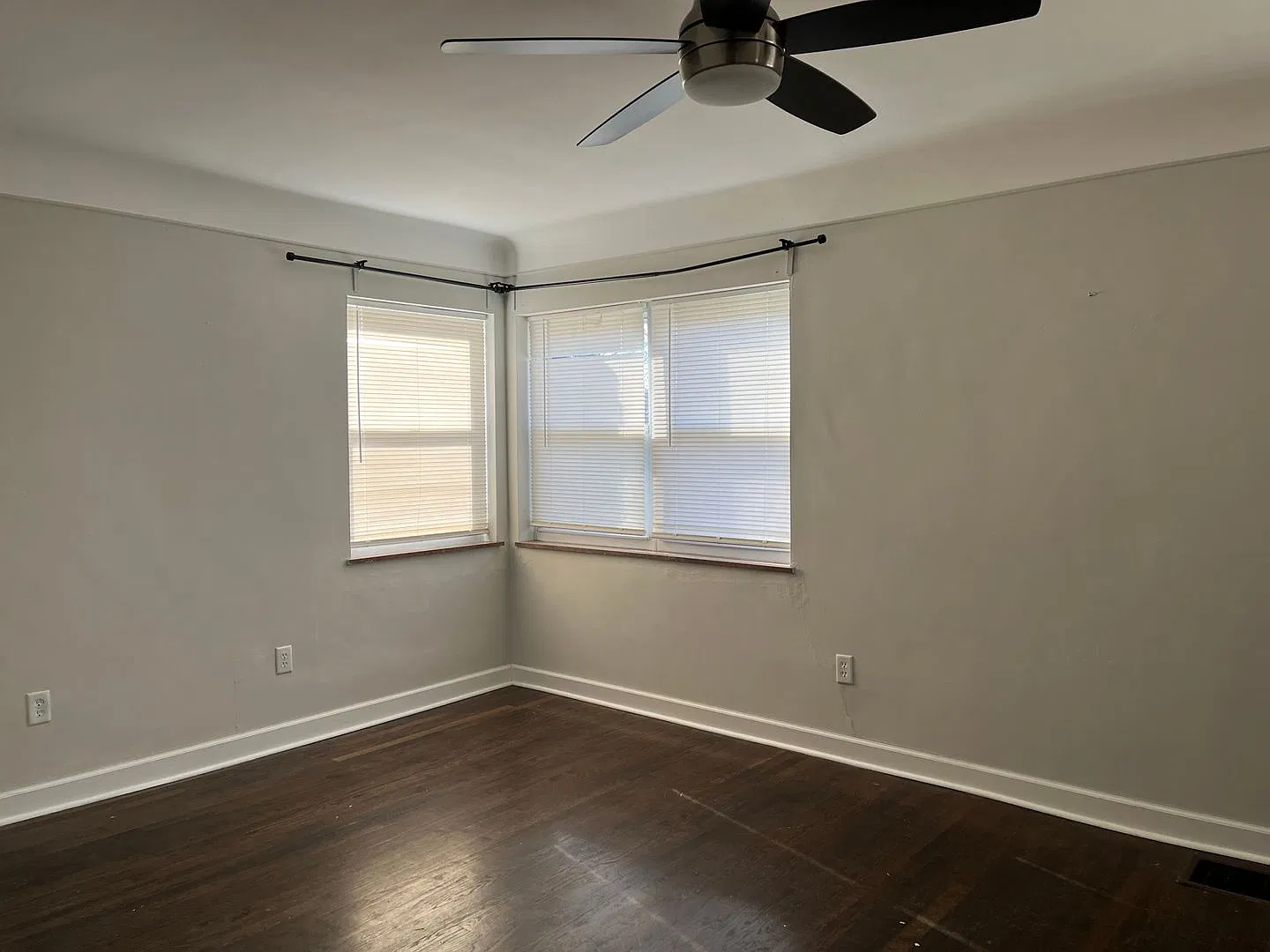 Covedale - Adorable 3bed/1.5 Bath Brinck Cape Cod. Fenced Yard. — Photo 3