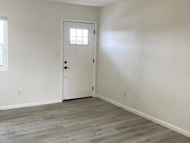 3826 Winona Ave, Contemporary upgrades and off-street parking — Photo 26