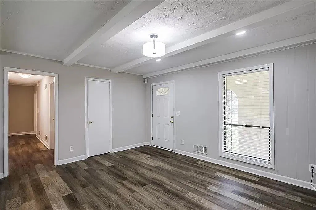 3 bed, 2142 sqft, $2,550 — Photo 3