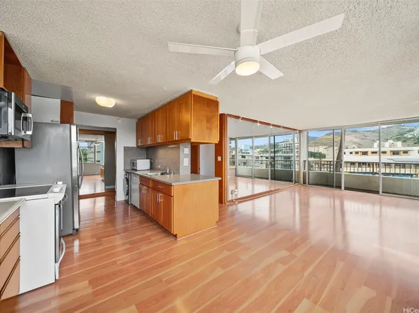 2825 S King St APT 403, Honolulu, HI 96826