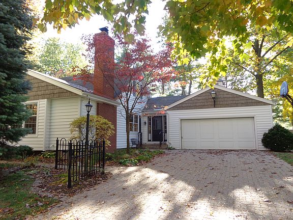 3rd image of 5725 N Woodlawn Ct