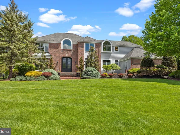 28 Bayshore Dr, Newtown, PA 18940