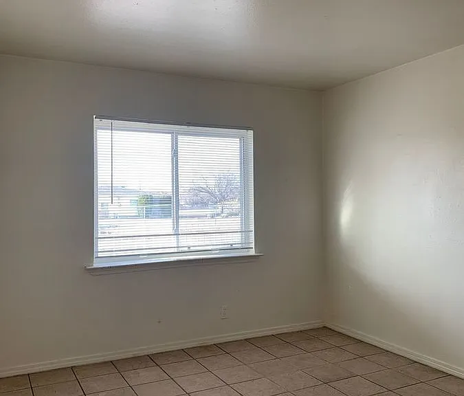 370 Atrisco Dr SW #12 — Photo 8