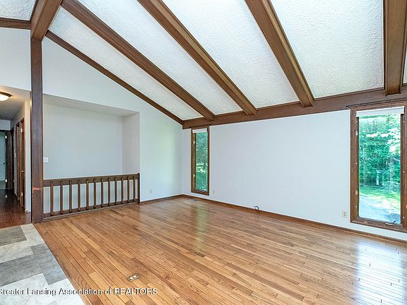 4th image of 4695 Meridian Rd