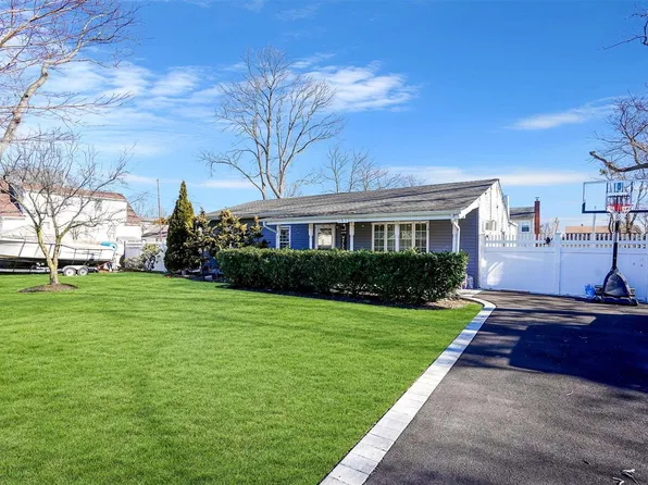 189 Acorn Avenue, Central Islip, NY 11722