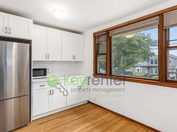 4th image of 171 Burns Ave