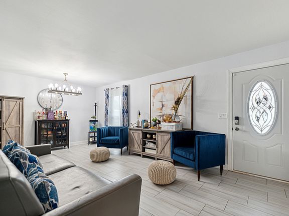 3rd image of 416 Southwood Cir
