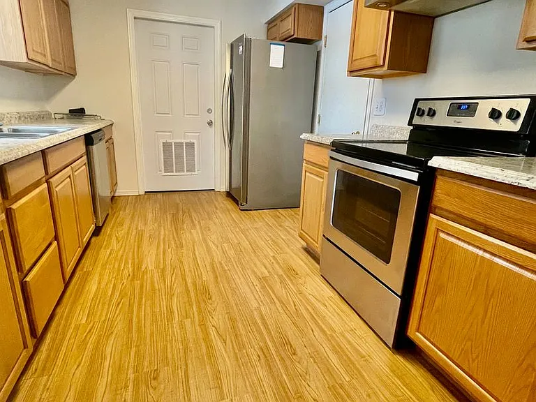 202 Princess Dr — Photo 6