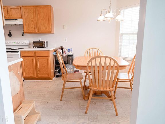 3rd image of 4381 Beaverton Cir