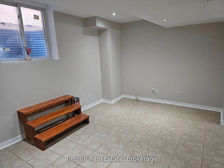 345 Queen Mary Dr — Photo 3