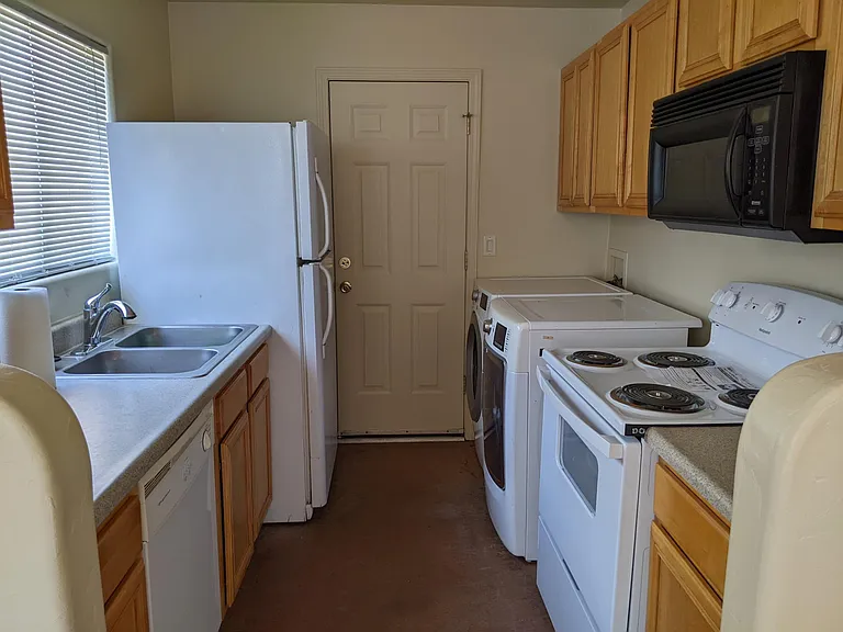 1636 E 10th St #2 — Photo 11