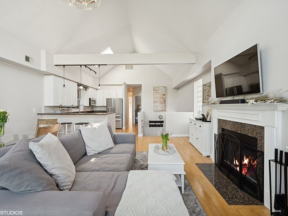 3rd image of 3144 N Kenmore Ave APT 3