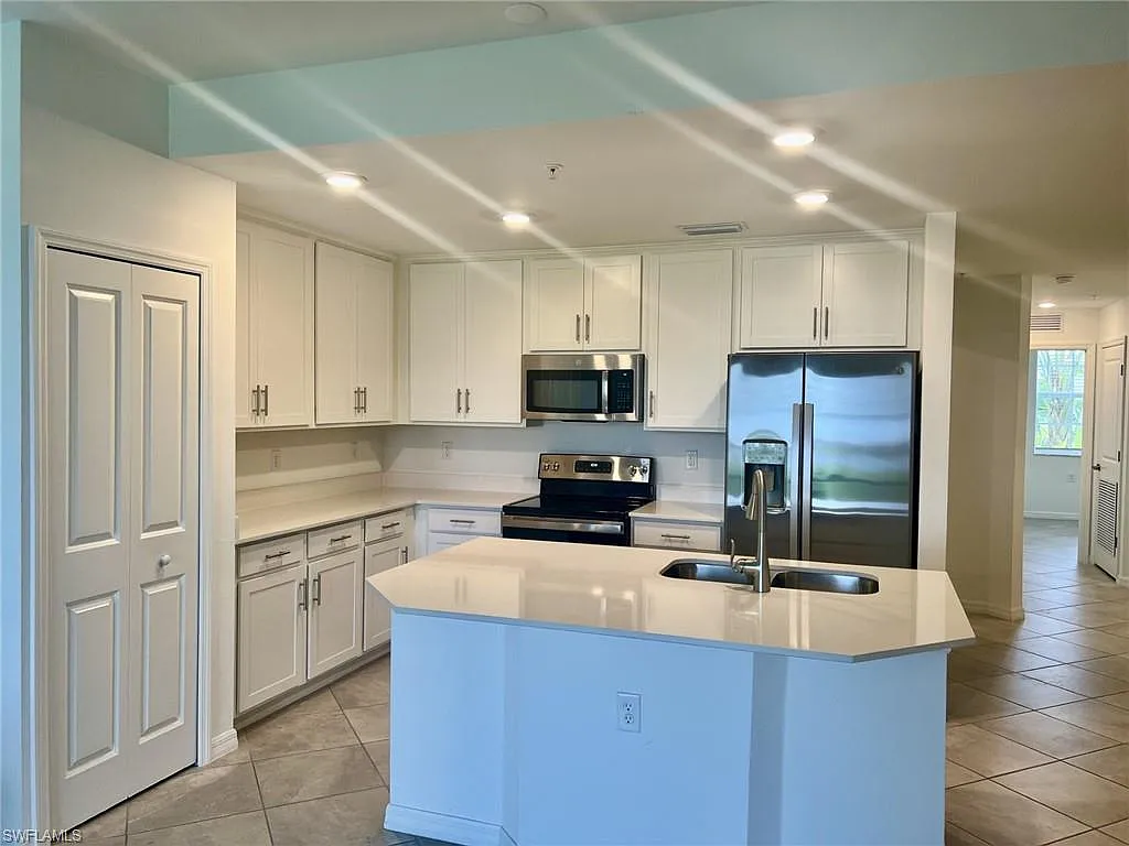 3 bed, 2.0 bath, 1301 sqft, $2,100 — Photo 4