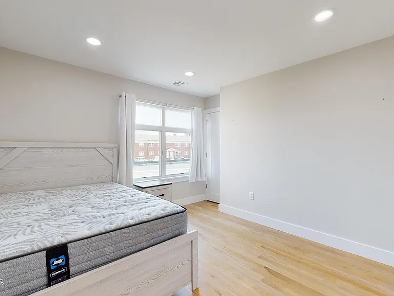 1 Howland Ave — Photo 15