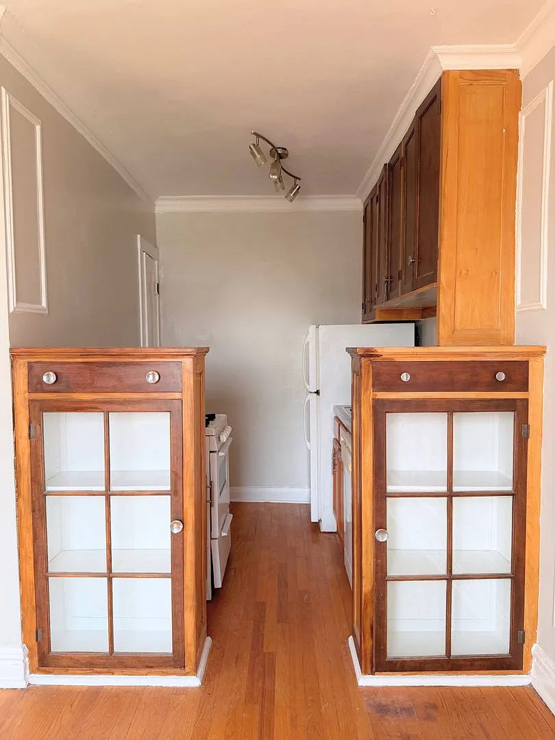 Edgewater Studio with Heat & Cooking Gas Included ~ No Security Deposit ~ Cat Friendly! — Photo 4