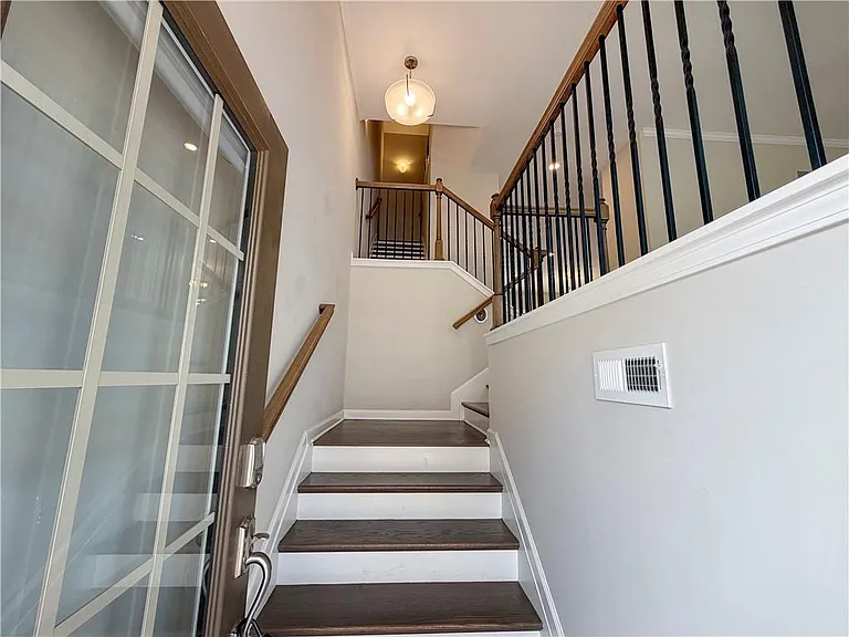 381 Northaven Ave — Photo 2