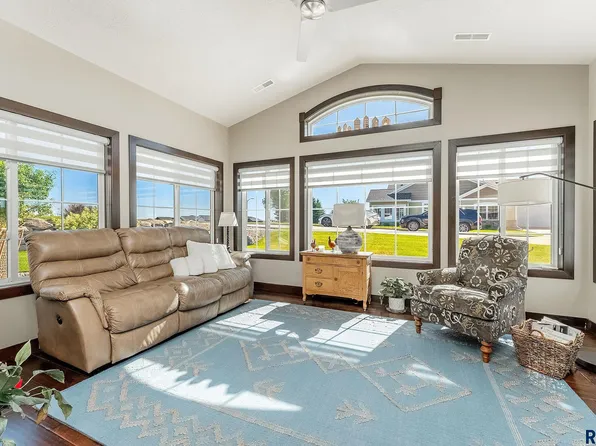 5602 E Eastbridge Pl, Sioux Falls, SD 57110