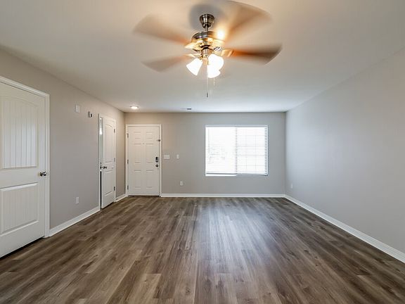 4th image of 558 Wellington Dr