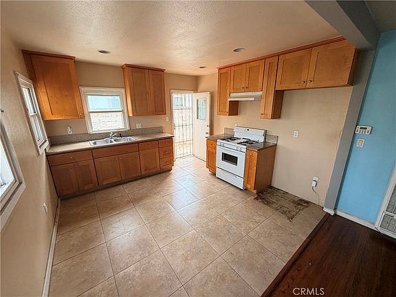 5th image of 528 W Hillcrest Blvd