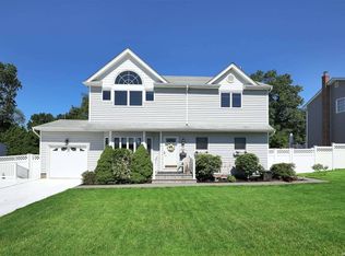 38 Roxbury Dr, Commack, NY 11725