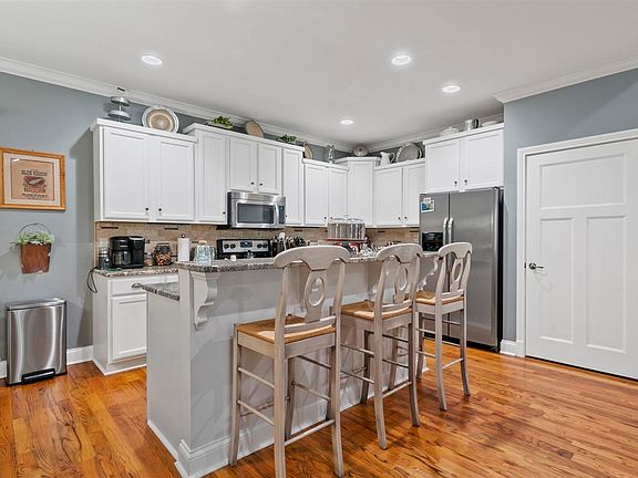 5th image of 636 Constitution Dr