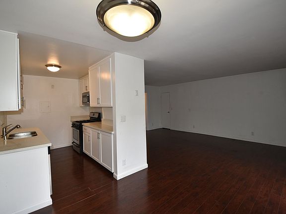 5th image of 15128-44 Burbank Blvd #44-114