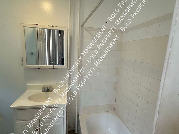 3rd image of 827 Chestnut St APT 1