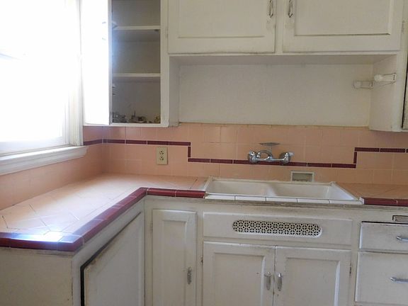 4th image of 2928 E Floradora Ave