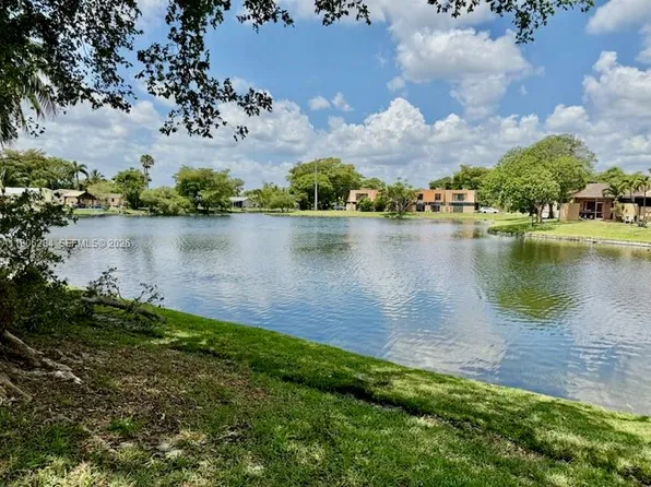 8992 Palm Tree Ln #8992, Pembroke Pines, FL 33024