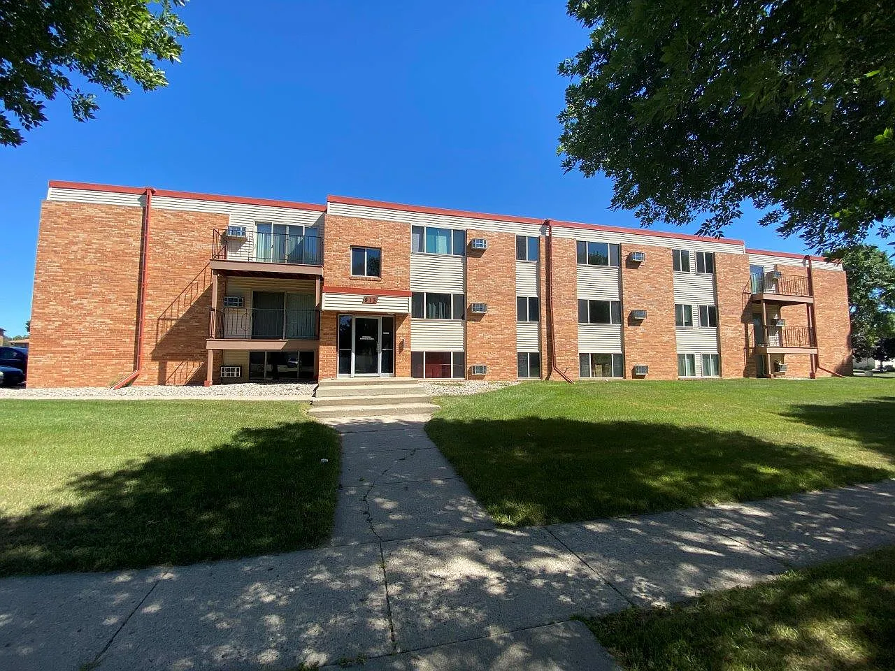 Karolyn Apartments — Photo 1