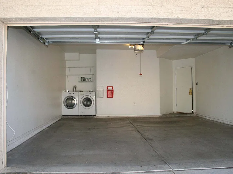 1013 W Westchester Ave — Photo 6