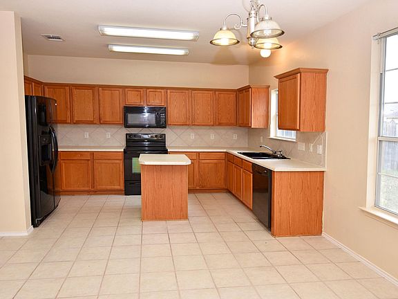 4th image of 4604 Golden Gate Dr