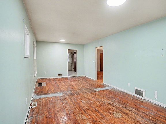5th image of 143 E Division St