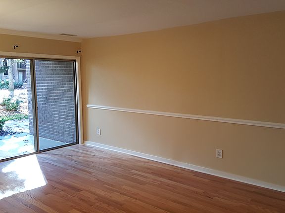 LRoom-Walk out to patio